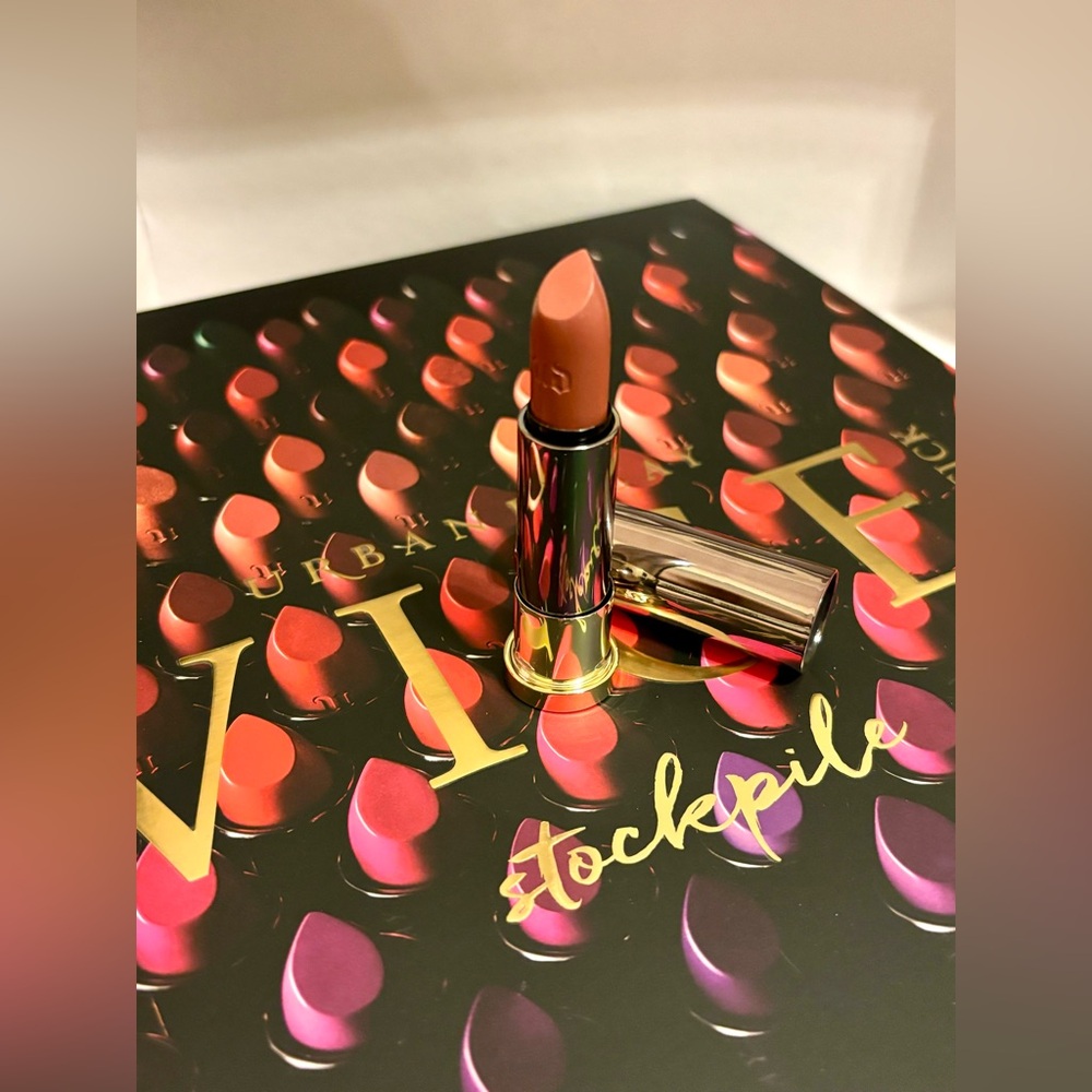 ✨New✨Urban Decay VICE Lipstick - ✨Trance✨